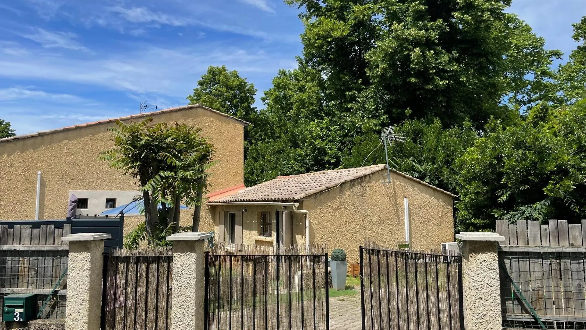 Jolie Petite Maison Avignon - Montfavet Hébergement de vacances
